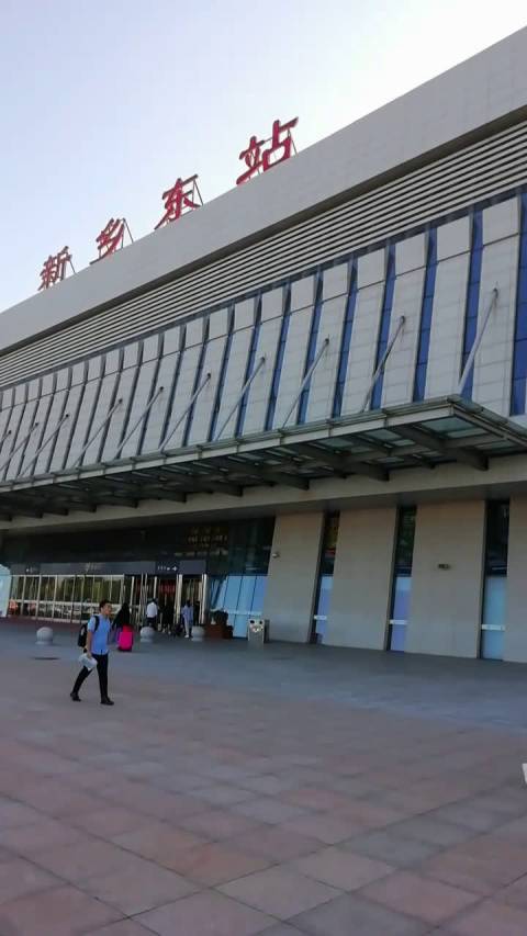 新乡高铁东站站前停车场无收费说明 却有人收费