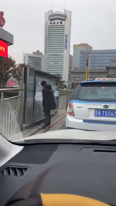 网友@释轮印 爆料,一位出租车司机在五一广场,下车随地小便.