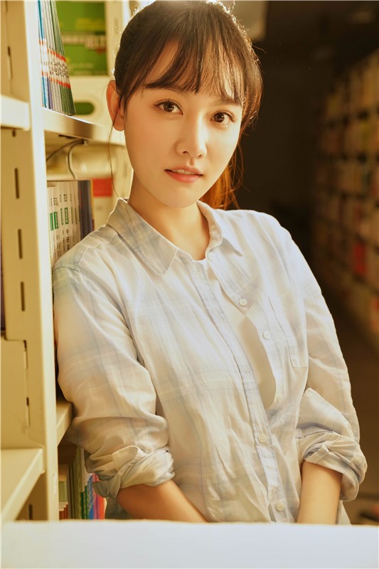 孙骁骁晒齐刘海自拍 "头盔骁"又回来了