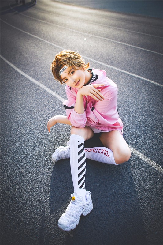 李萌萌夏日运动风写真,变身粉色奶萌系足球少女