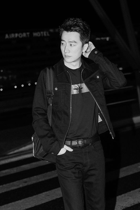 黄轩启程巴黎时装周 连续三年受邀轻松再上阵