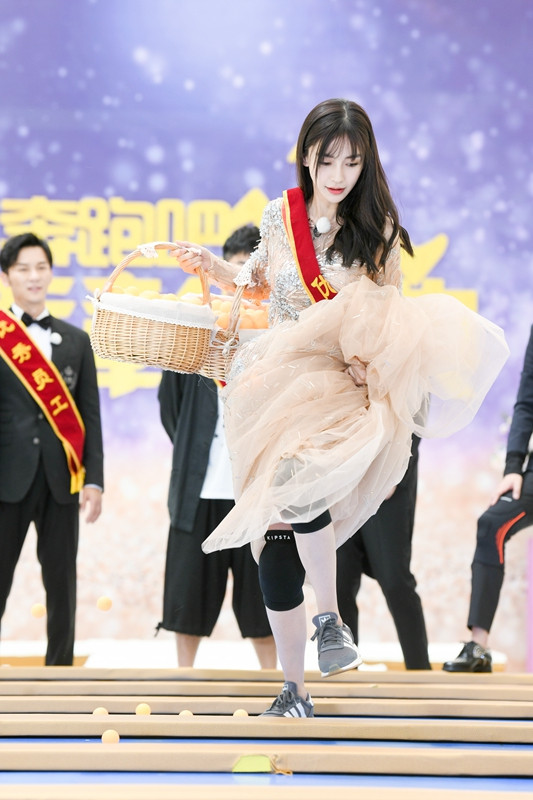 angelababy《奔跑吧》成优秀员工 提金光礼服跑传送带
