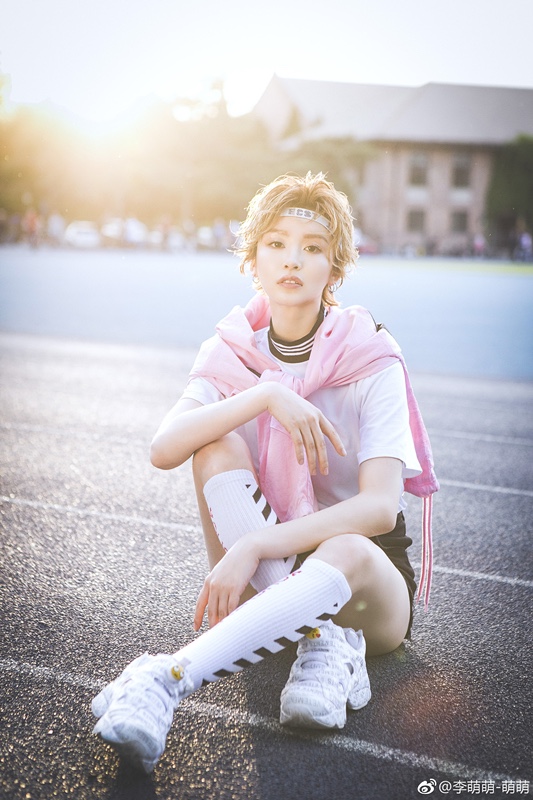 李萌萌自曝高难度"空中一字马" 网友:不是摆拍?