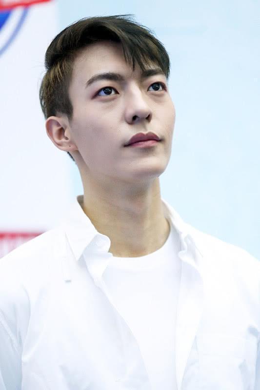 卜凡穿着白衬衫像个王子,这点和蔡徐坤就不同了,哪一位更帅?