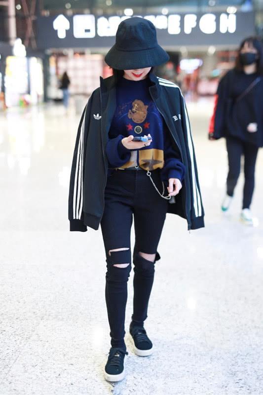 同样是衣服披在肩上的穿法李子璇和孟美岐相比气场弱了点