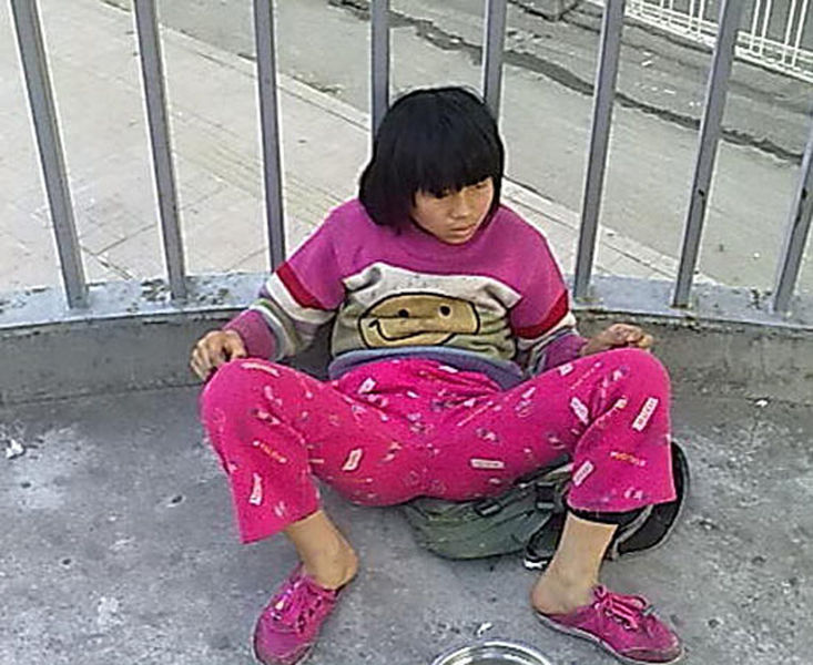 幼童路口扮乞丐,路人纷纷捐钱,大叔立马上期将其拆穿!