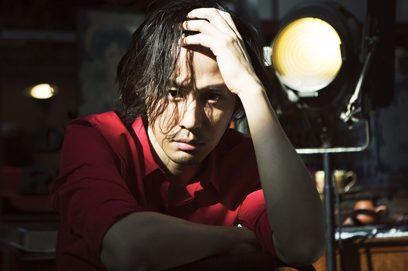 程皓枫红色写真秀性感八块腹肌夺人眼球