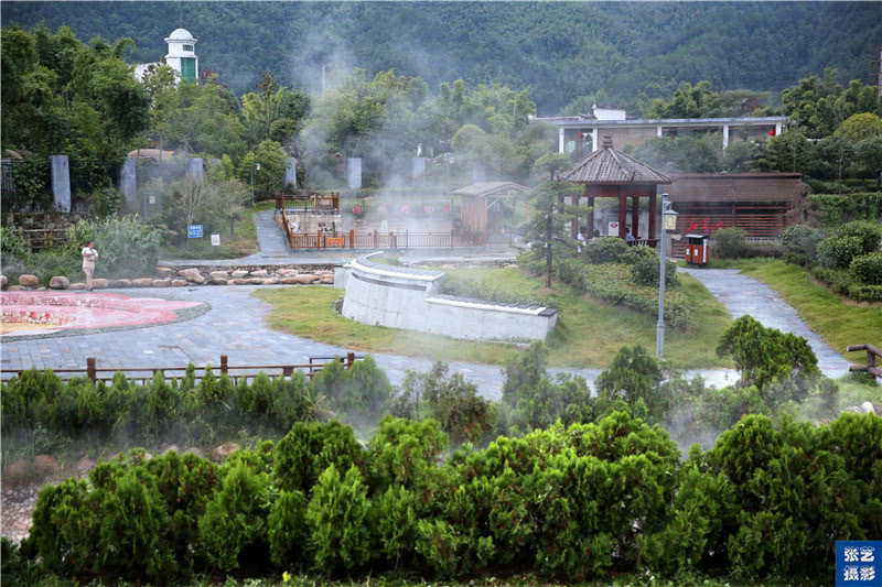 被誉为中国温泉之城,镇市民常年免费享用98度温泉