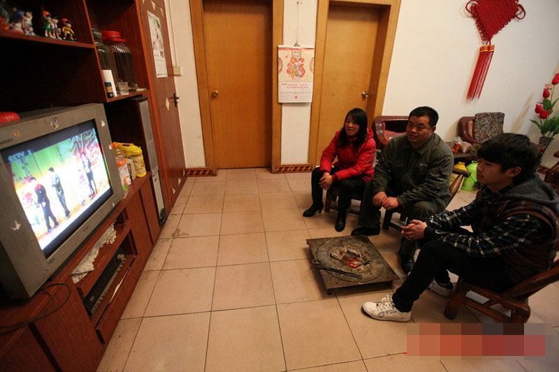 我过年去女友家见她父母去世五年的母亲对父亲说别让他去