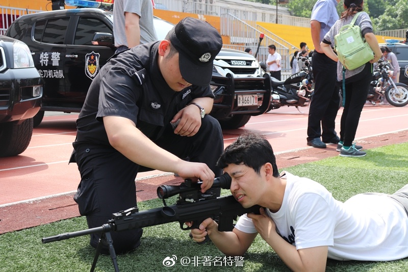 日前三支队组织警力走进天津市第一中学开展特警在身边