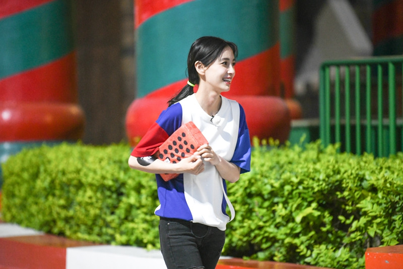 angelababy《奔跑吧》成优秀员工 提金光礼服跑传送带