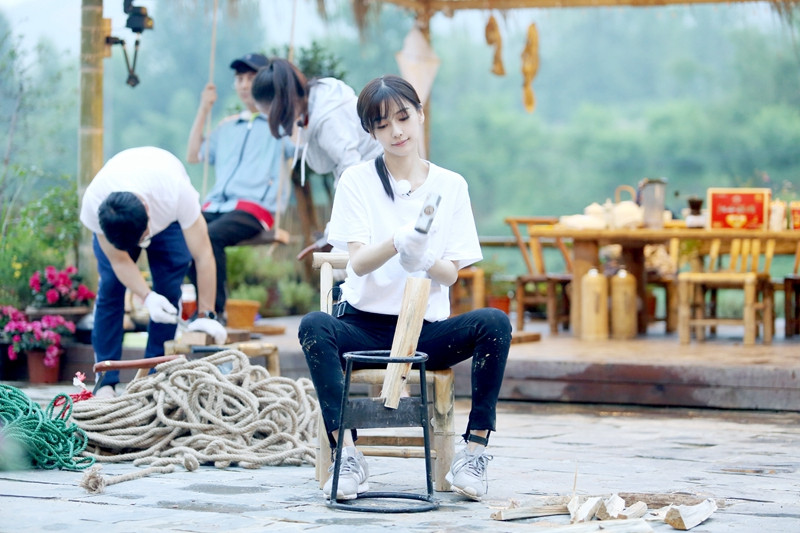 angelababy做客《向往的生活》 劈柴剥蒜尽显满满女子力