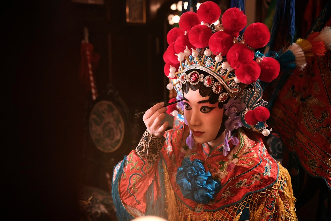 李念自曝不爱撒娇使小性 京剧扮相对镜梳妆风华绝代