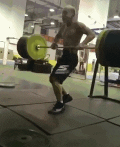 强行硬拉、最为致命。希望他的腰椎和肱二头肌至今还安好