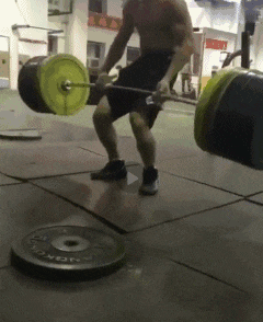 他的腰和腿并不够强壮，主要是靠身躯的扭动、手臂上提，才把杠铃提起来的