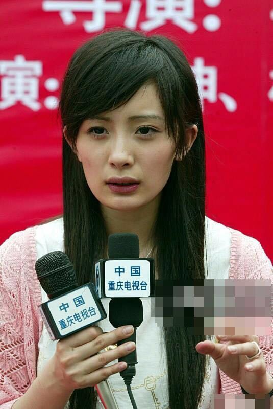 明星出道早期照片走红网络,张靓颖土气杨幂脸方,而她依旧美如画