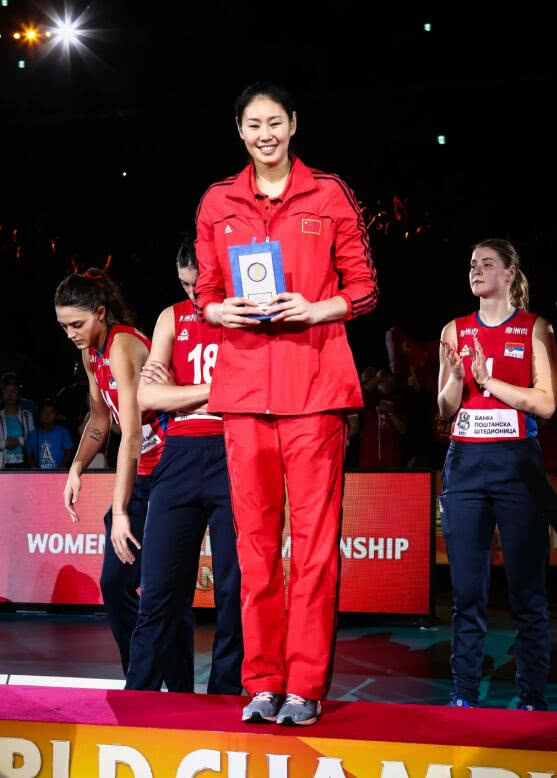 31岁颜妮全身缠满胶带勇夺最佳副攻当她脱下球衣无不为之动容