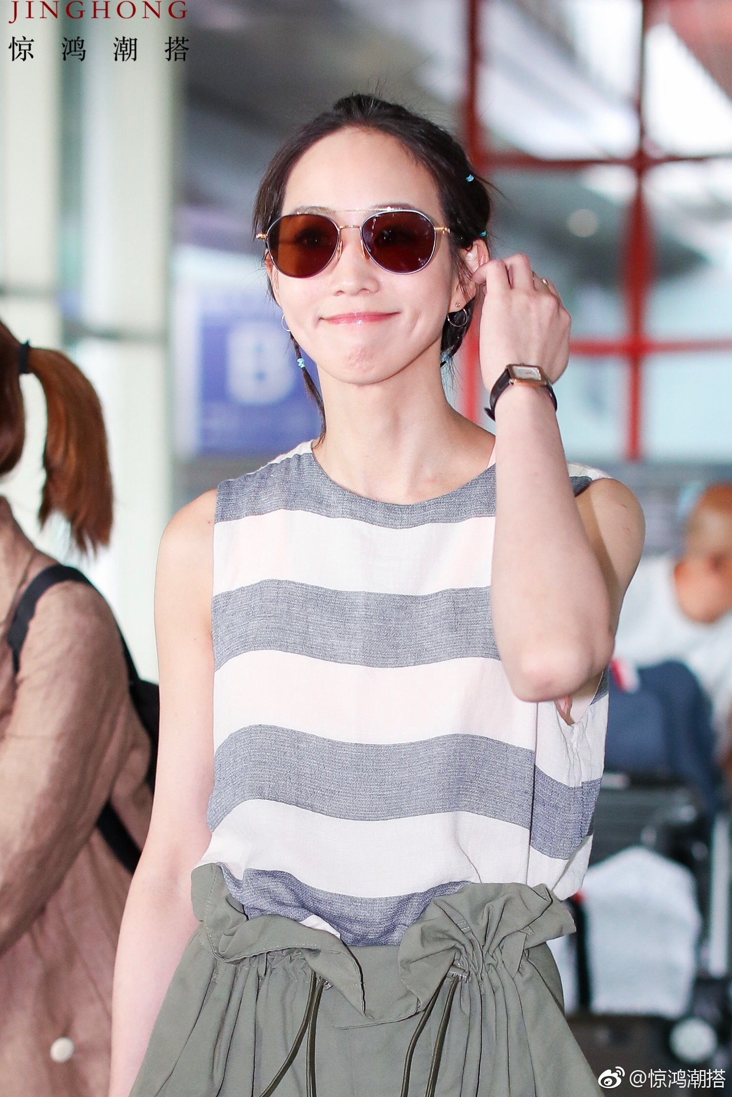 张钧宁昨日北京机场照,一身棉麻质地的上衣、