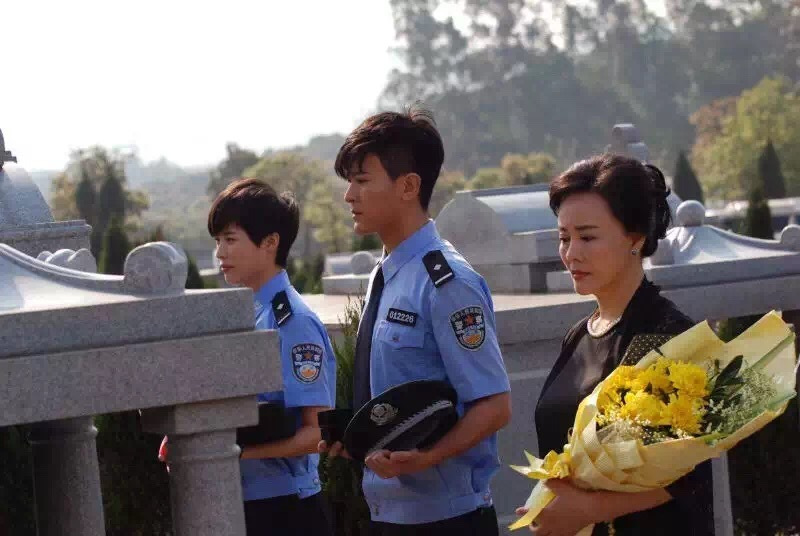 《刀锋下的替身》收官 范春霞演绎多面母亲