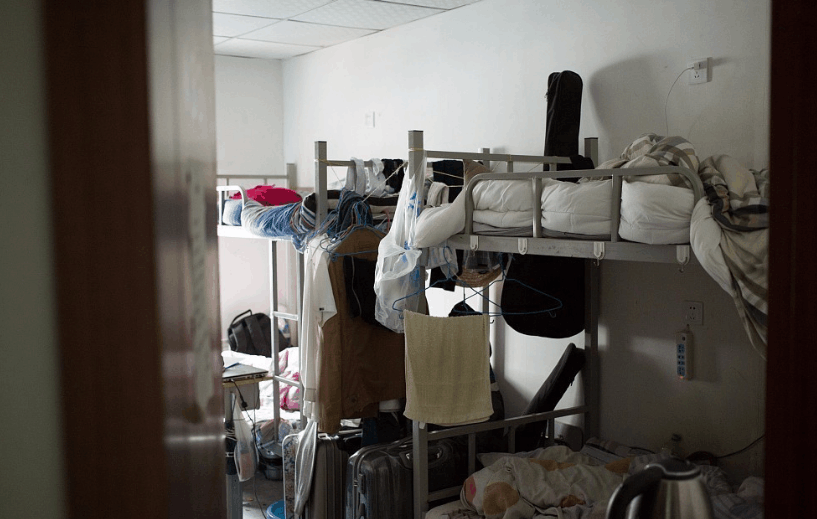 "新"北漂群租房: 内衣,袜子在晾衣处四散, 一个床位1000元/月