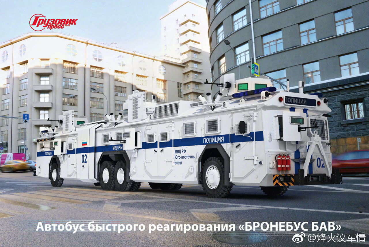 俄罗斯街头出现了一个"怪兽"武器---"装甲巴士":目前