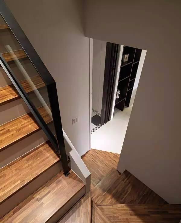 没骗你,电视墙地台是楼梯起始台阶的延伸.