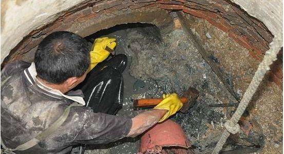 下水道里的"寻宝人",最高一天能赚上万元!