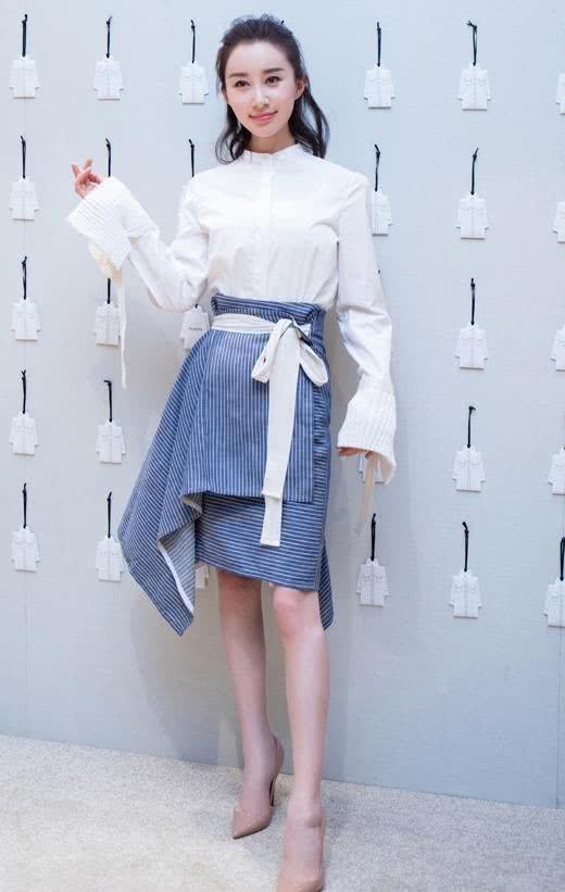 还是舒畅会玩,竟在裙子外面裹了一件"围裙",真是太贤惠了!