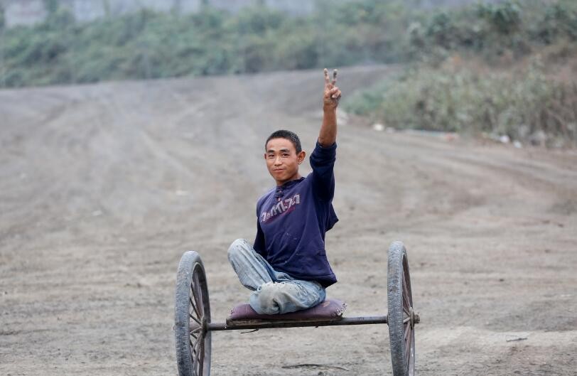 因为没有腿,小时候去上学的路上他就艰难爬行,因此没少被其他的孩子们