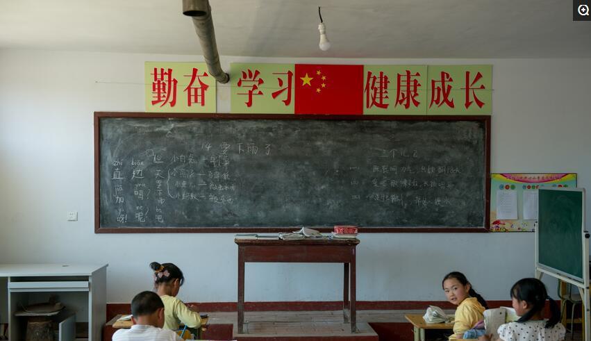 最后的乡村小学: 剩两位老师四名学生, 操场变农田, 校长忙种地
