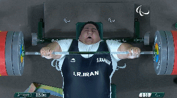 这个男人并没有就此停止步伐