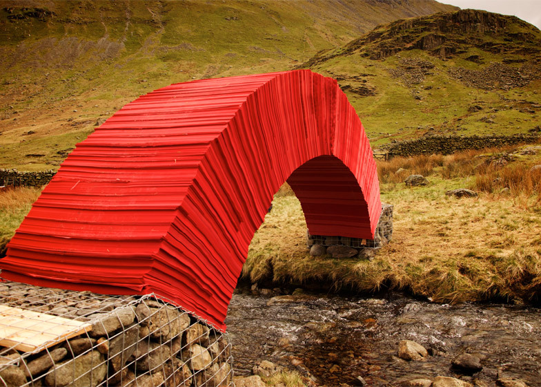 红色纸桥英国艺术家stevemessam用2万张鲜红的纸在英国湖区的