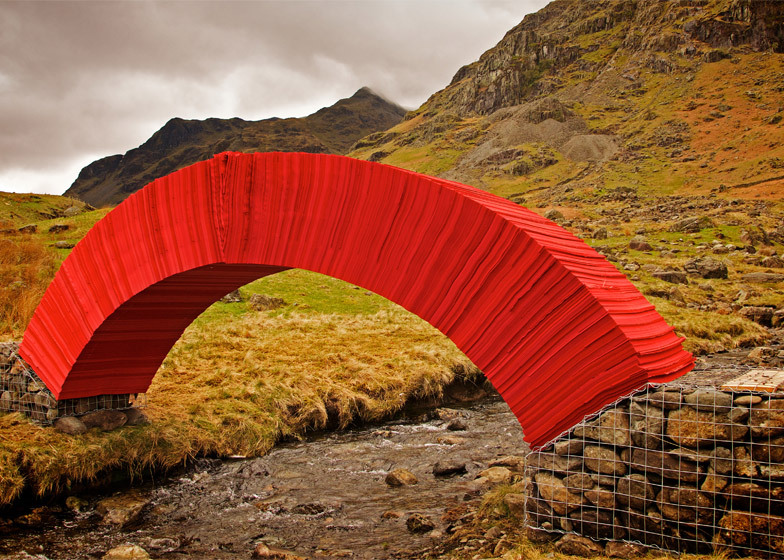 红色纸桥英国艺术家stevemessam用2万张鲜红的纸在英国湖区的