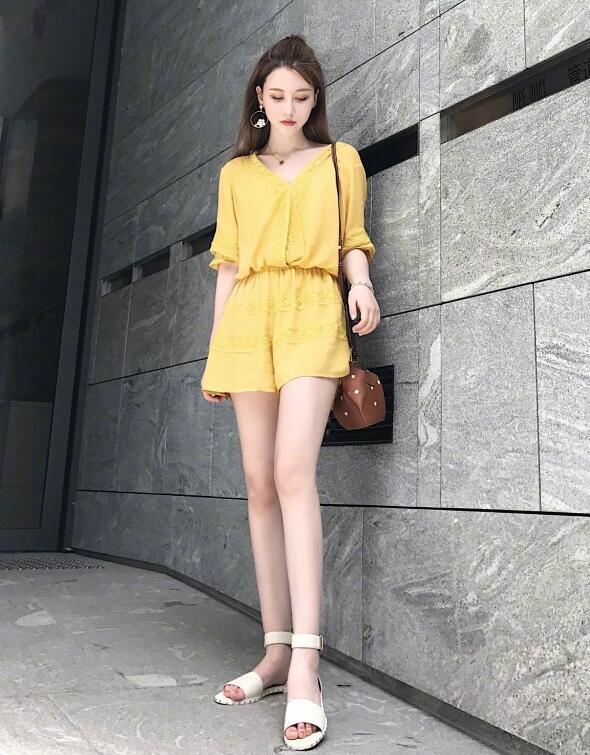 卢姥爷凉了其女友反而越来越火赵梦玥微博为300万粉丝发福利