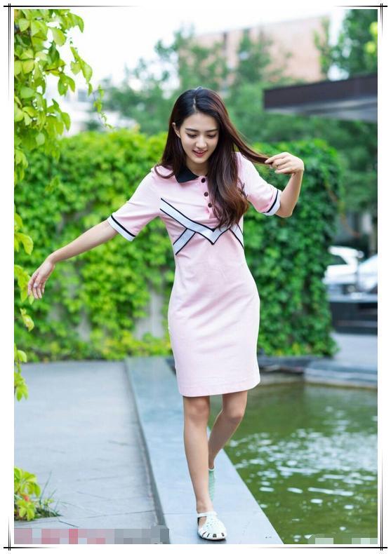 徐璐这紧身毛衣穿的真尴尬!明明还是少女却穿出了哺乳妈妈既视感