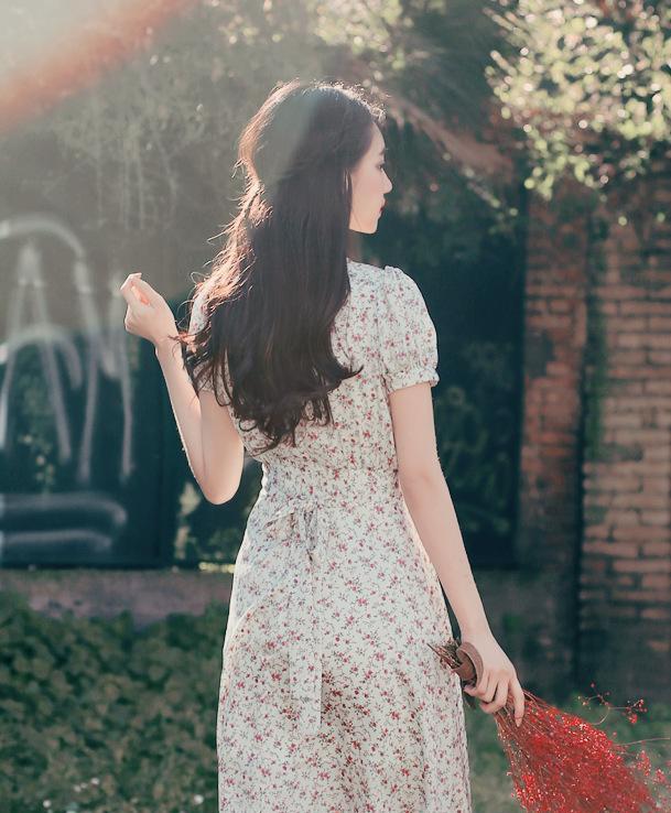 柔情似水的碎花连衣裙散发无穷女人味