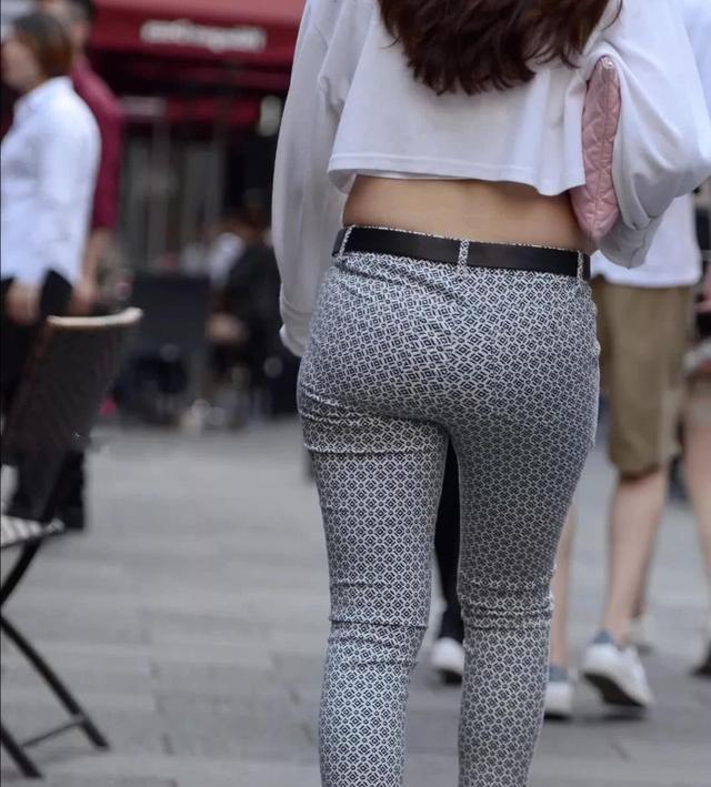 街拍:微微有点胖的黑白花纹紧身裤小姐姐,虽然有点胖但却很俊俏