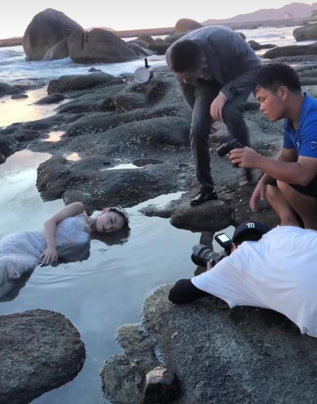 泡在海水里拍婚纱照,还被新郎摁头,成片出现两张脸画面很诡异