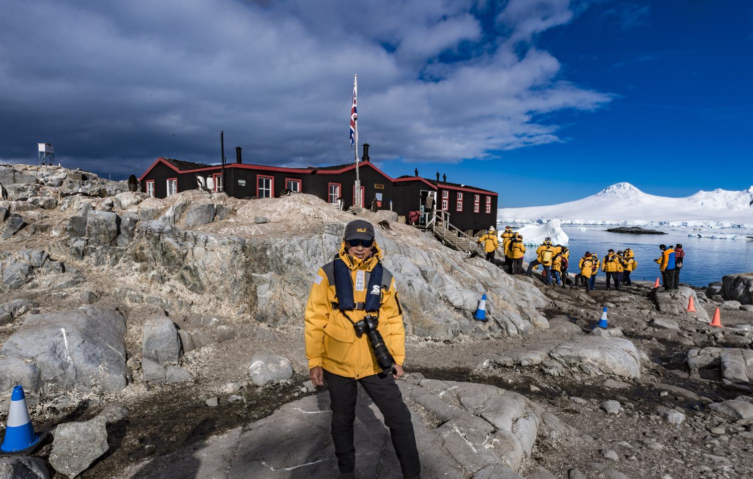 坐着冲锋艇登录南极的半岛