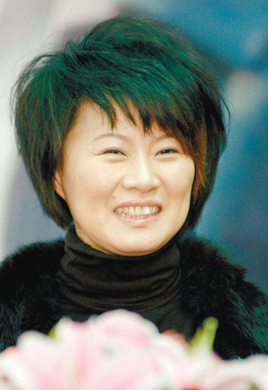 今天要说的是赵海燕,从没有名气的二人转演员到家喻户晓的喜剧明星,她