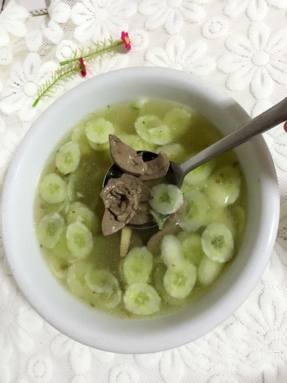 黄瓜猪肝汤的做法 材料:黄瓜1根,猪肝200g,蒜瓣2个,生姜1块,盐1勺