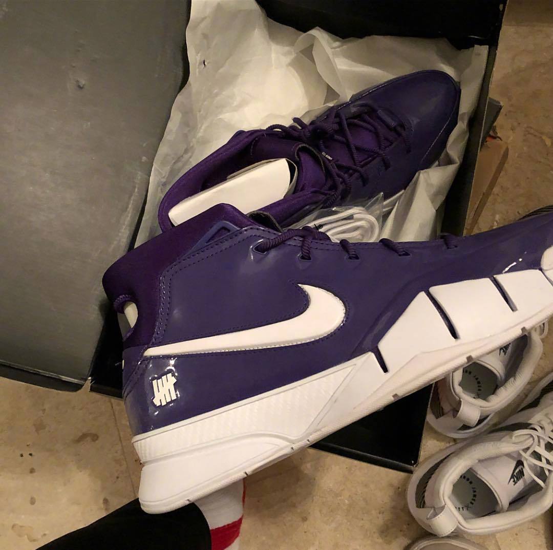 塔克晒出了两双超限量的undefeated联名版本kobe 1 .
