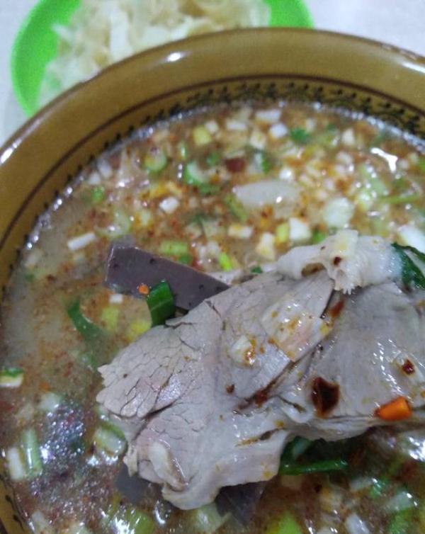 在洛阳广州路喝羊肉汤大饱眼福,时髦美女老板舀汤第一次遇见呢!