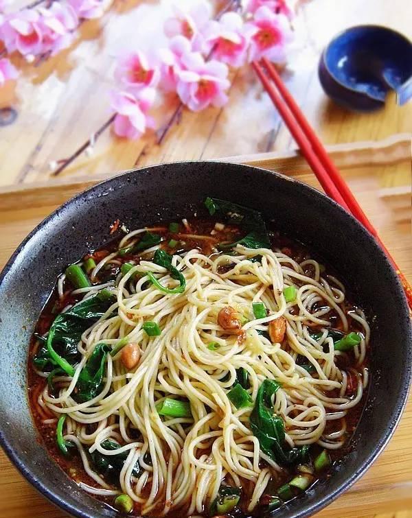 水面(碱面) 黄豆酱油2勺,辣椒油2勺,熟油2勺,猪油1勺 花椒粉1勺,芽菜