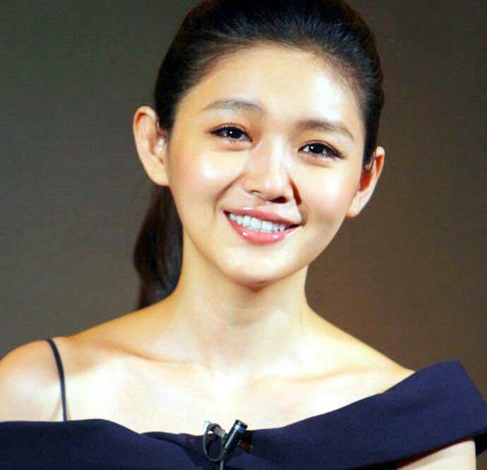 笑起来牙齿很美的女星,杨幂第八,迪丽热巴第二,第一是谁?