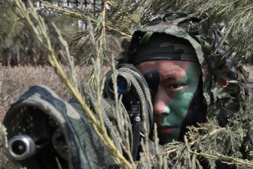 狙击手执行任务时为何要用迷彩布把枪包裹起来?老兵告诉你答案!