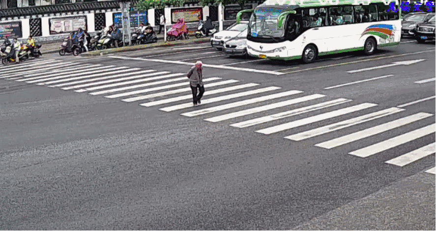贵港一路口小车礼让斑马线,大货车刹车不及追尾,你怎么看?