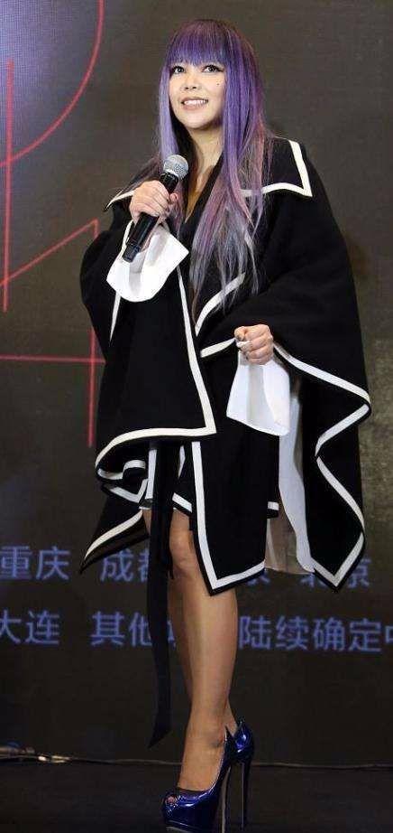 张惠妹的丑鞋又穿出来了,30厘米鞋跟,除了能增高,点都不好看