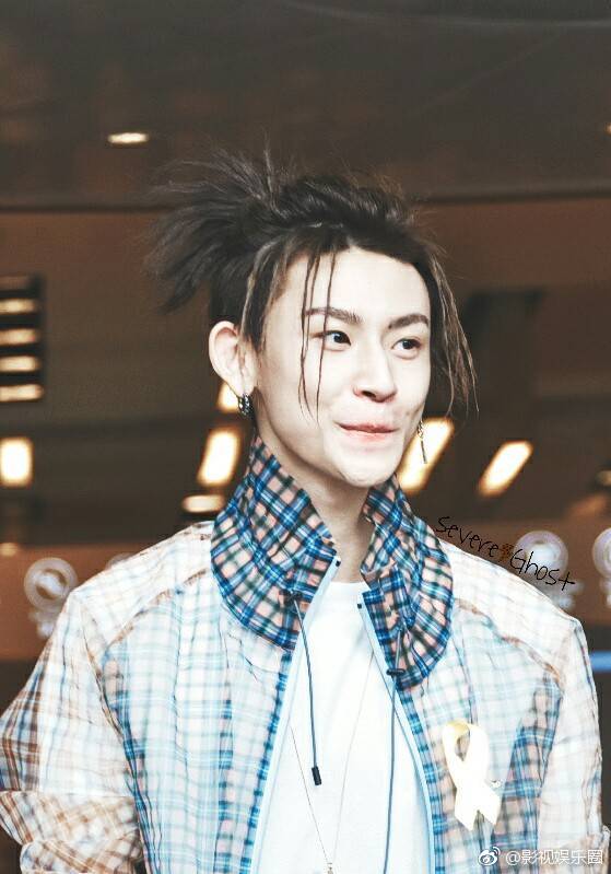 小鬼 高马尾 小鬼真的什么发型都能驾驭,今天微笑的甜度满分99