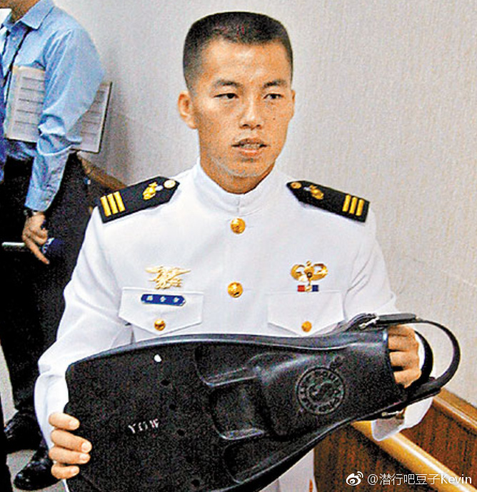 2004年获得过海豹章的台湾省海军陆战队两栖侦搜大队余奎麟上尉(去年